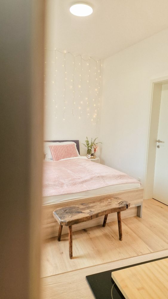 Schlafzimmer mit Lichterkette Apartment Zwei