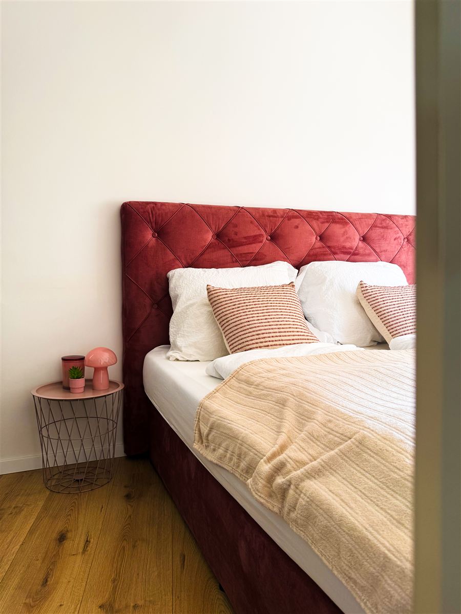 Schlafzimmer mit samtigem Kopfteil Apartment Drei