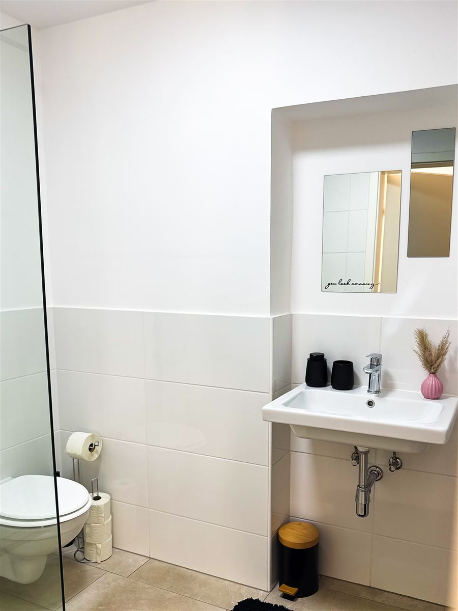 Badezimmer mit Walk-in-Dusche Apartment Drei